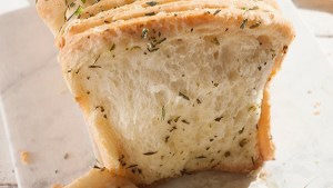 No dejes de hacer este pan libro con hierbas y queso
