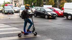 Día de la Seguridad Vial: Cómo actuar en caso de un siniestro o caída en un monopatín eléctrico