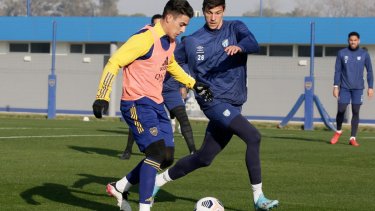 Pavón contra Santiago Vergini, dos que fueron compañeros en Boca cuando los dirigía Guillermo Barros Schelotto. 