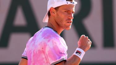 Festeja el Peque Schwartzman, que está a un partido de meterse en la segunda semana del torneo en París. 