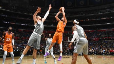 Goleo FIBA y victoria de Phoenix, que quedó a un paso de la final de la NBA