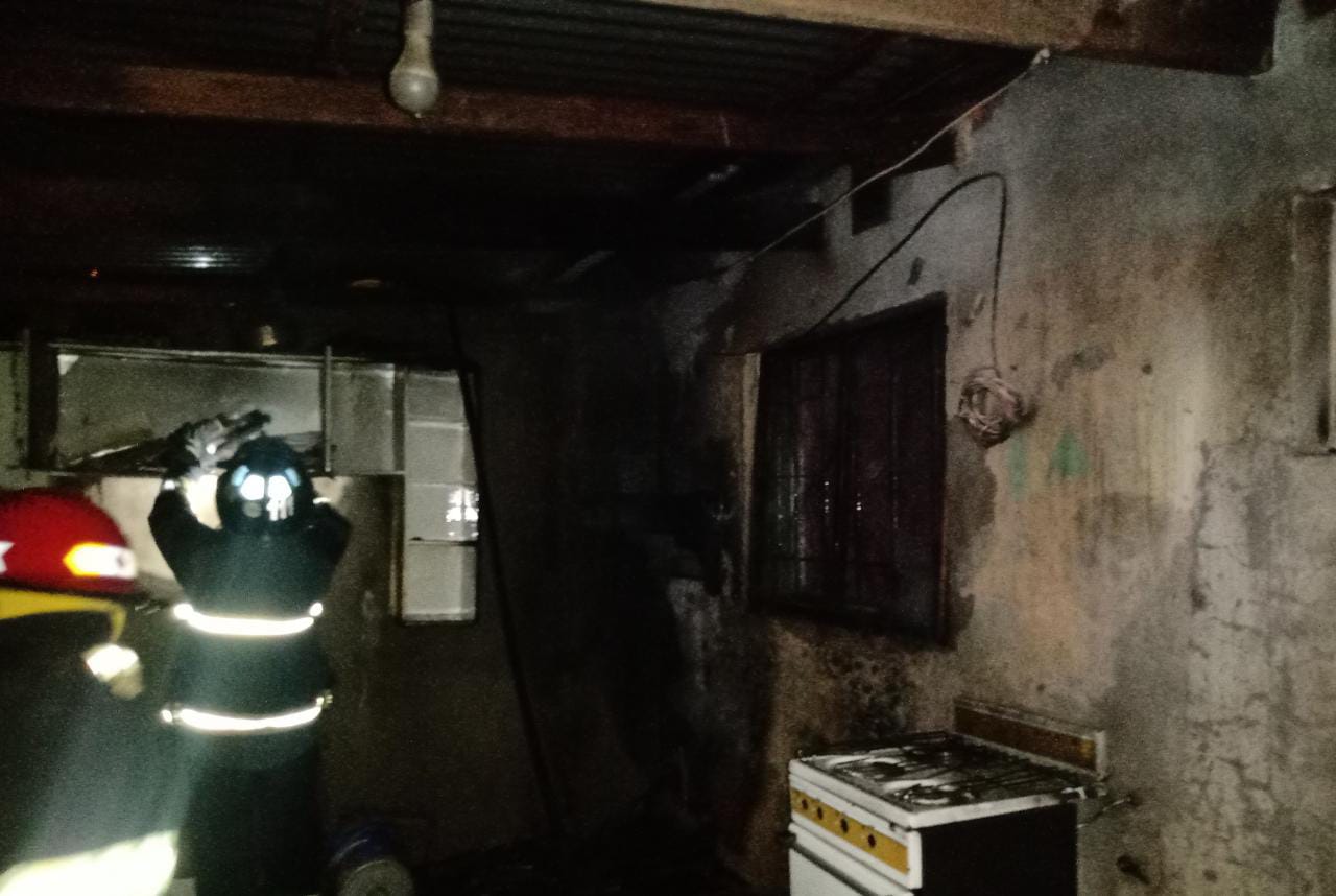 El fuego se desató en la casa de Santiago del Estero, en el barrio Otaño de Huincul (Gentileza)