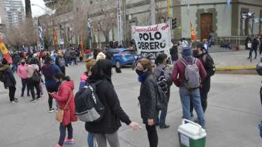 Reclaman vacunas, dispositivos y wifi en Neuquén. (Yamil Regules)