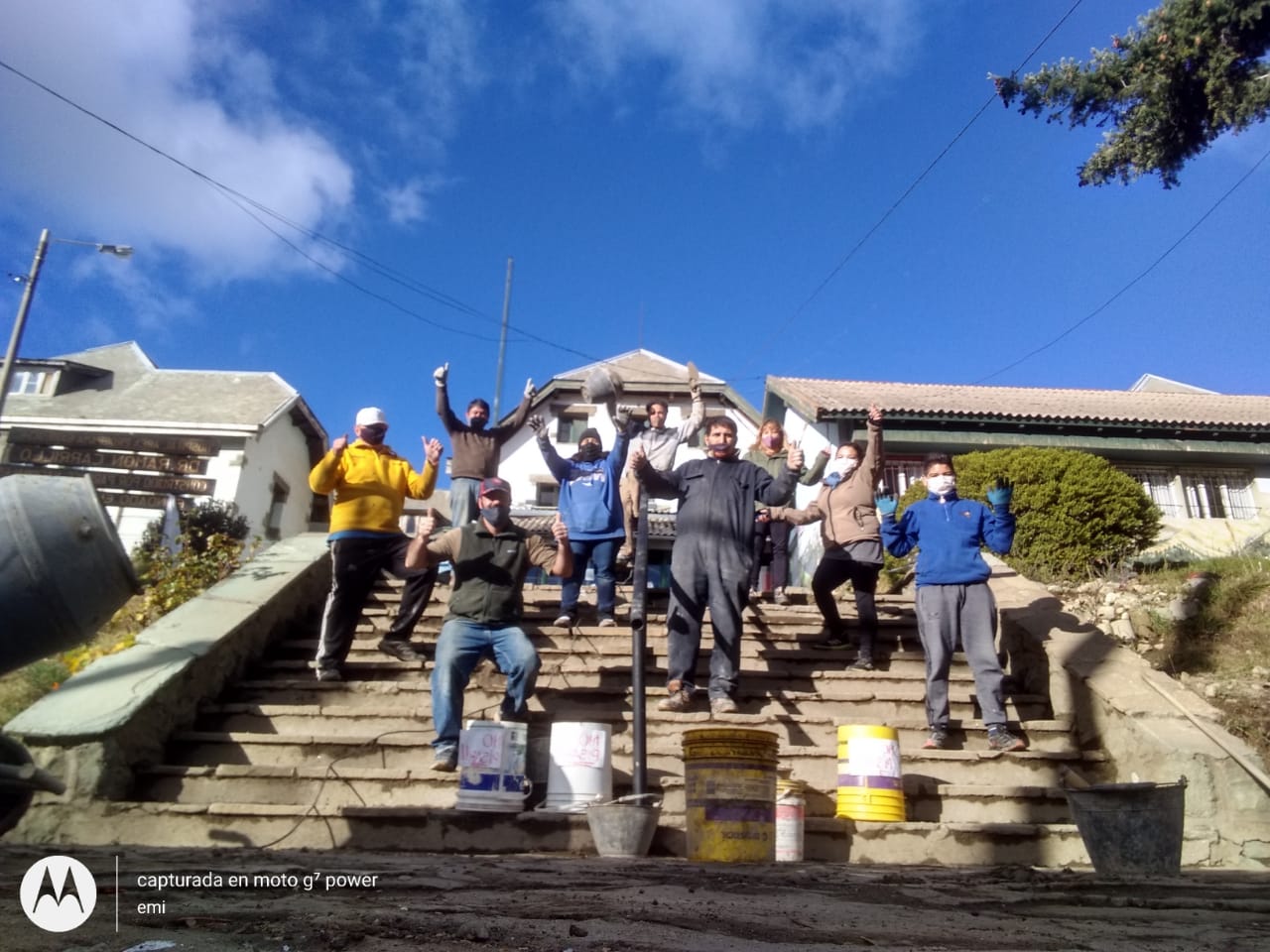 El grupo de voluntarios llegó este sábado a las 11 con sus herramientas dispuestos a trabajar de manera desinteresada en reparar el acceso histórico del hospital Ramón Carrillo de Bariloche. (foto gentileza)