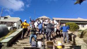 Vecinos solidarios repararon el acceso principal del hospital de Bariloche