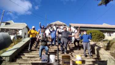 El grupo de voluntarios llegó este sábado a las 11 con sus herramientas dispuestos a trabajar de manera desinteresada en reparar el acceso histórico del hospital Ramón Carrillo de Bariloche. (foto gentileza)