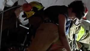 Video: así rescataron a un niño tras el derrumbe del edificio en Miami