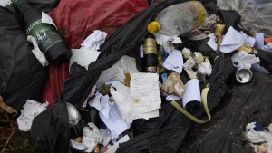 Un gesto vergonzoso; tiraron basura en la vía pública en Roca