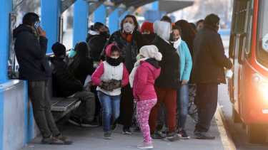 Gorros y camperas gruesas, los mejores aliados para estos días. Foto archivo: César Izza