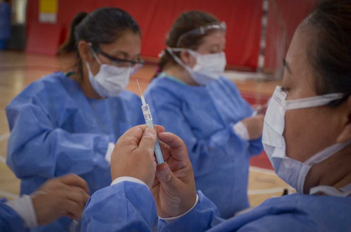 Todas las vacunas disponibles son seguras y efectivas para obstaculizar el desarrollo de los síntomas más graves de la enfermedad. Foto: Patricio Rodríguez