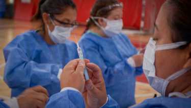 Todas las vacunas disponibles son seguras y efectivas para obstaculizar el desarrollo de los síntomas más graves de la enfermedad. Foto: Patricio Rodríguez