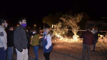 Los habitantes de Aguada San Roque no podían salir de su asombro por lo que sucedió en la escuela. Foto: Yamil Regules