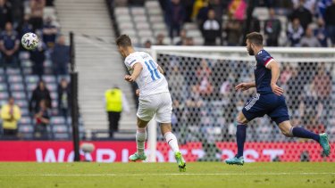 El momento en el que Patrik Schick impacta el balón desde la mitad de la cancha. 