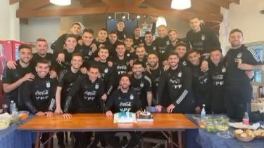 Messi festejó su 34° cumpleaños con sus compañeros de la selección.