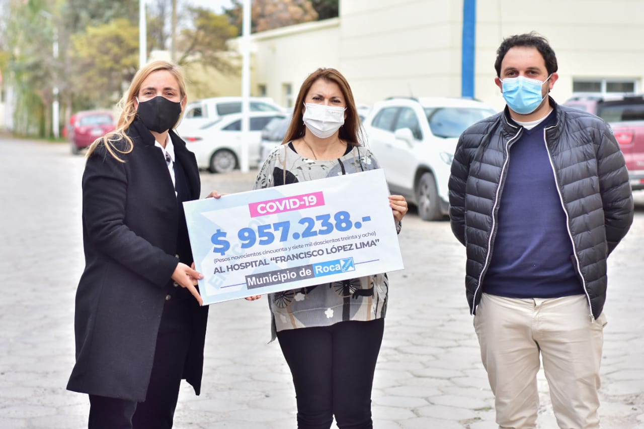La intendenta Soria y el concejal Nicolás Paschetta le entregaron el cheque simbólico a la directora del hospital, Ana Senesi. (foto: gentileza)