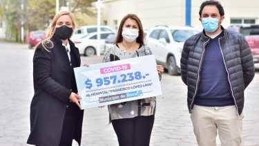La intendenta Soria y el concejal Nicolás Paschetta le entregaron el cheque simbólico a la directora del hospital, Ana Senesi. (foto: gentileza)
