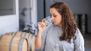 Llega otro premio desde Londres para Taté Moretti, creadora de la primera destilería de Neuquén