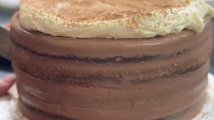 Torta esponja de zapallo y mousse de chocolate con leche