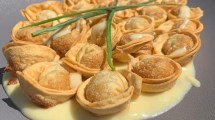 Imagen de Vamos con un plato de tortellinis fritos con salsa de parmesano