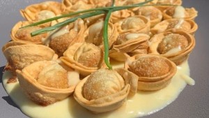 Vamos con un plato de tortellinis fritos con salsa de parmesano