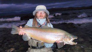 Una gran trucha, un pescador audaz y la Boca del Limay en un relato memorable