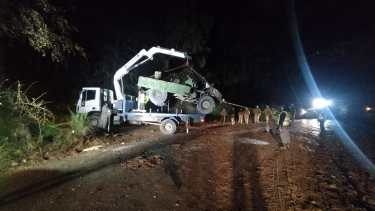 Así se retiró el unimog del ejército que volcó en cercanías de San Martín de los Andes. (Foto: gentileza Policía del Neuquén)