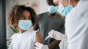Pfizer estudia tercera dosis de vacuna en menores de 5 años
