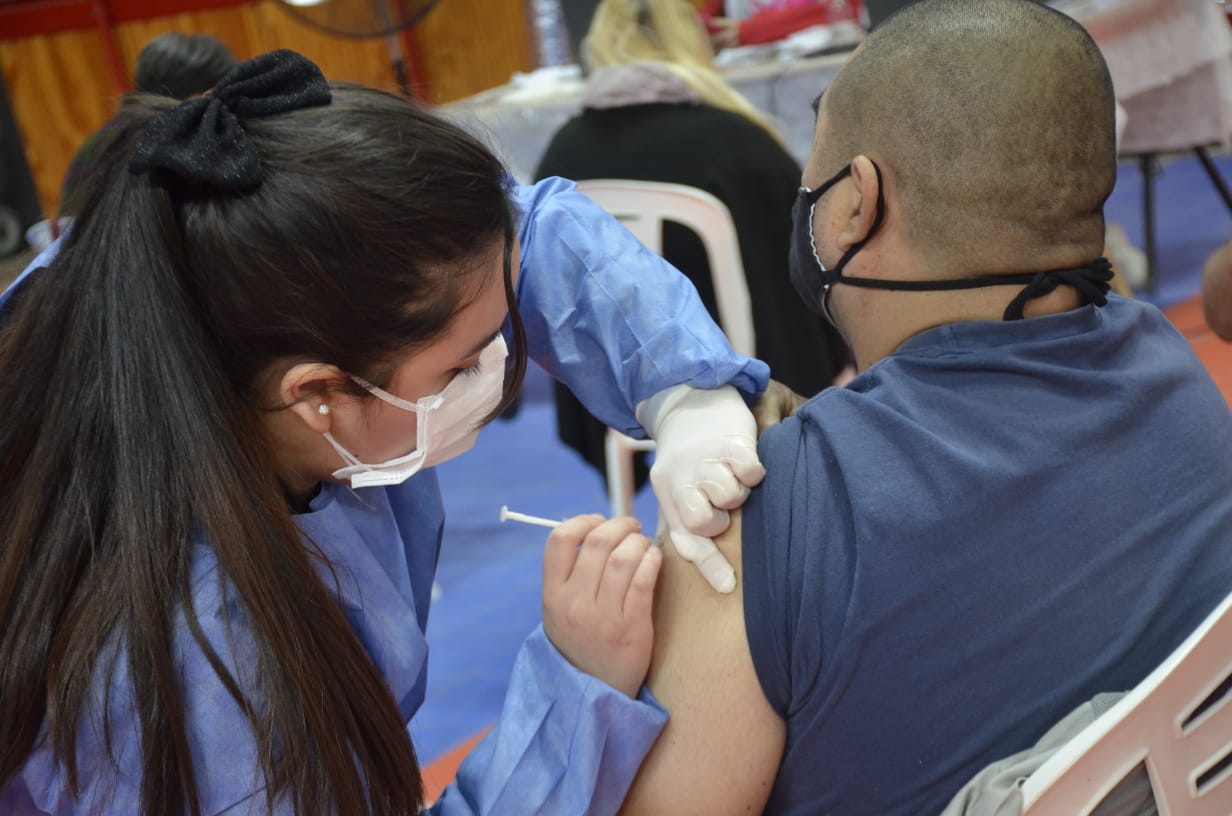 Hoy continuará la vacunación en Neuquén capital, sin turno previo. (archivo: Yamil Regules)