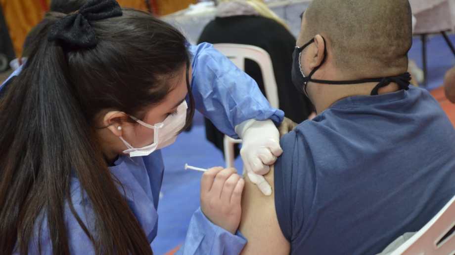 Hoy continuará la vacunación en Neuquén capital, sin turno previo. (archivo: Yamil Regules)