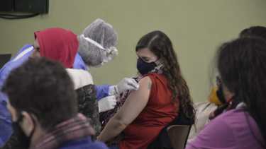 Neuquén avanza en aplicar primeras dosis y completar esquemas de vacunación, según el volumen de dosis. (archivo: Yamil Regules)