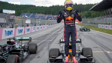 Verstappen ganó cuatro de las ocho pruebas del año y le saca 18 puntos a Hamilton. 