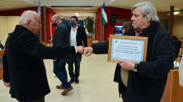 El Concejo Deliberante de Viedma reconoció como ciudadanos Ilustres a los periodistas "Coco" Colás y al "Negro" Livigni. Foto : Marcelo Ochoa