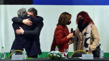 Heterogénea satisfacción oficial. Efusivo abrazo del presidente del bloque, Facundo con el designado juez Sergio Ceci. La gobernadora Carreras y la elegida Cecilia Criado. Foto : Marcelo Ochoa