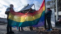 Imagen de Robaron la bandera del Orgullo LGBT+ en Viedma