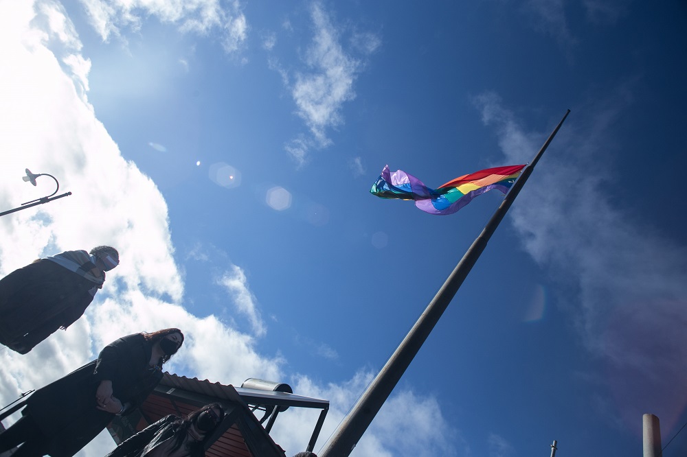 La bandera del Orgullo fue izada el lunes durante el Día Internacionl. Foto: Pablo Leguizamon
Foto: Pablo Leguizamon
