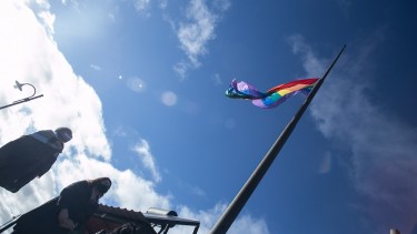 La bandera del Orgullo fue izada el lunes durante el Día Internacionl. Foto: Pablo Leguizamon
Foto: Pablo Leguizamon
