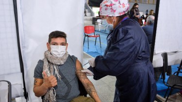 En Río Negro se empezó a vacunar a mayores de 18 años.
(Foto Marcelo Ochoa)