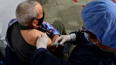 Aseguran una mejor respuesta de la vacuna Astrazeneca cuando es mayor el intervalo entre la primera y la segunda dosis . Foto archivo: Marcelo Ochoa