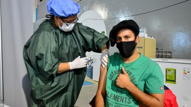 Covid: en Viedma vacunan a domicilio a personas con limitaciones físicas