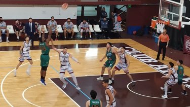 Viedma le ganó a Estudiantes en el último turno del primer día en Lanús.  Fotos: Vermouth Deportivo