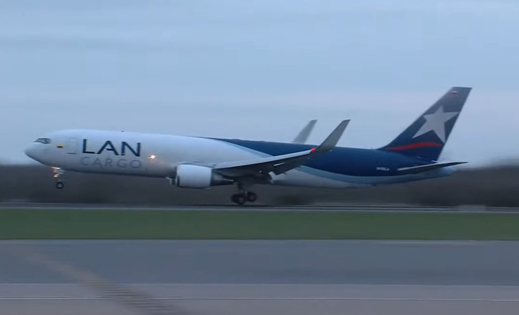 El avión de Latam Cargo llegó desde Estados Unidos. 