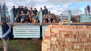 Las Vecinas del amor, junto con los voluntarios, recibieron un camión con más ladrillos para levantar viviendas. Foto: gentileza