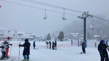 Este viernes el cerro Catedral se cubrió de nieve. Foto: gentileza