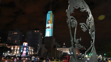 TELAM 09072021 El Monumento Nacional a la Bandera de Rosario se vistió esta noche de celeste y blanco mediante un "video mapping" con imágenes de Lionel Messi y otros jugadores, como una acción "para alentar a la Selección" de cara a la final de la Copa América, que disputará mañana con Brasil en el estadio Maracaná de Río de Janeiro.  foto Sebastian Granata MCL