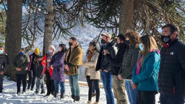 Autoridades junto al lago, dando luz verde a la temporada de invierno.