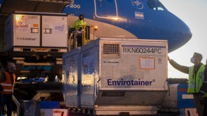 Arribaron al país 768 mil dosis de Sinopharm en un nuevo vuelo desde China