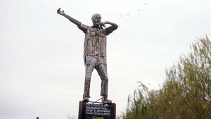 Una obra Redonda: el Indio Solari ya tiene su escultura