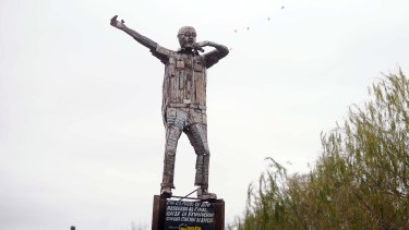 El Indio Solari fue homenajeado con la creación de una enorme escultura realizada por el artista Sergio Leguizamón. Foto: Lara Sartor