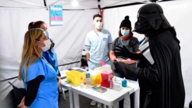 Javier contó que la gente le pidió fotos, y que se emocionó cuando recibió la dosis.-