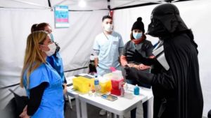 Un hombre se fue a vacunar disfrazado de Darth Vader, en La Plata